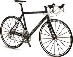 Cannondale Super Six Ultimate opmodel značky je silnou zbraní z karbonu High Modulus.