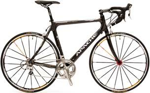 Kolo lze pořídit ve velikostech 48 až 63 cm, cena je 332 900 korun. Galaxy Star alaxy staví na celokarbonovém rámu s poměrně výraznou Gprofilací spodní rámové trubky.