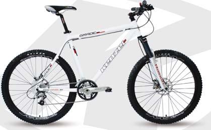 Minimální síla na páce se pak rovná obrovské síle pístků ve třmeni, která působí na destičky svírající kotouč. Dost ale fyziky, pro bikery je důležitější správný výběr odpovídající brzdy.