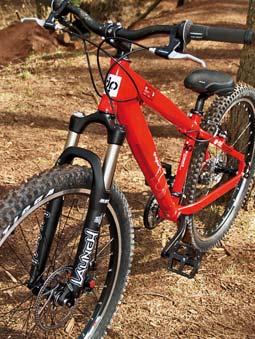 V-brzda Logan na dragstaru však tak dobře, jako třeba brzdy od firem Avid bo Shimano, brzdilo, a museli jsme si vyměnit špalíky za měkčí. Pak bylo vše v pořádku.