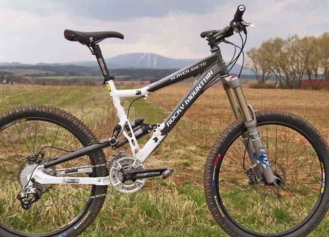 Není tedy třeba tolik kličkovat a hledat si svou stopu, stačí si držet tempo a Slayer si cestu proklestí sám. Při prvním sjezdu okamžitě vracíme zdvih na 160 mm vpředu a vzadu vypínáme propedal.