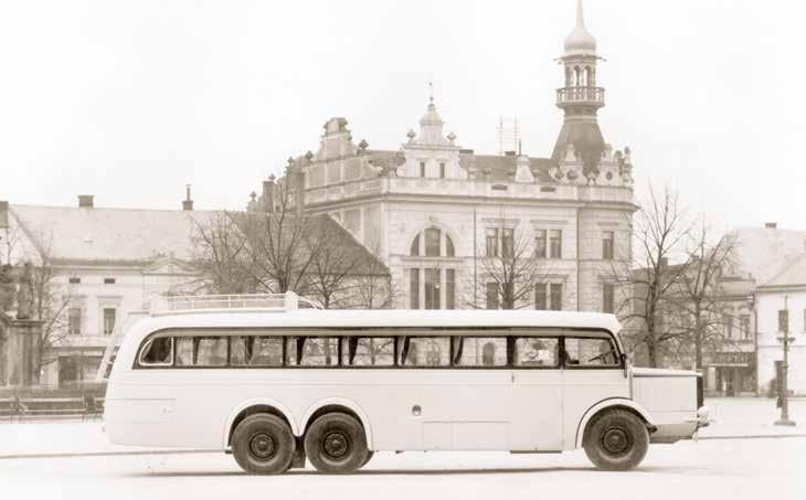 Nové autobusy Tatra 24/67, vyrobené v roce 1939 v karosárně Sodomka, byly dodány do Německa již v nátěru Deutsche Reichspost Vzácný snímek z mobilizace v září 1938. Uprostřed autobus Tatra 82 D-34.