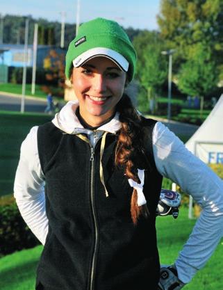 A to nosím čepice pořád, i v létě bez nich prakticky nehraji. Erika Kotková Pokrývky hlavy moc nenosím, jelikož to nemám ráda. Na golfu nosím buď ušátka, která mám na fotografii, nebo normální čepici.