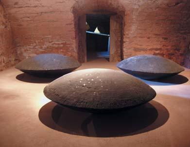 (2000), asfalt, laminát 3 x (průměr 185 cm)