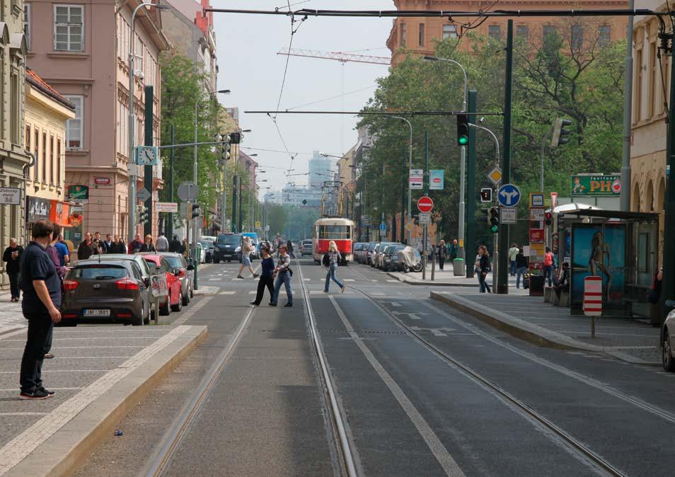Převládá liniový pohyb a uspořádání ulice. Části určené pro chůzi a pobyt jsou odděleny od částí určených pro jízdu všech vozidel.