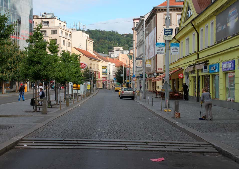 68 Uspořádání Sdílený prostor Motorový provoz, je li přítomen, je výrazně omezen rychlostí i počtem vozidel tak, aby nebránil volnému pohybu lidí.