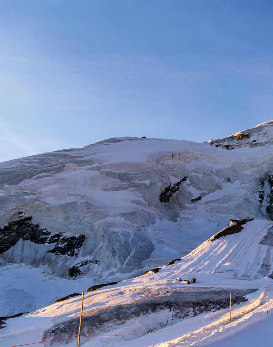 22 ZIMNÍ TIPY // TOP STŘEDISKA TOP SAAS FEE LYŽOVÁNÍ MEZI LEDOVCI sportovní V různých anketách se stále přetahuje s Zermattem o nejlepší středisko Švýcarska. A stejně je většinou druhé.