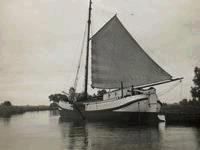 HISTORIE LODI Tjalk Spes Mea, loď s plochým dnem určena pro plavbu v mělkých holandských vodách, byl postaven v roce 1902 v loděnici Boerema v Martenshoek v blízkos< fríského města Groningen.