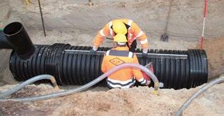 Pro spojení nyní opatrně zasuňte modul s hrdlem na konec dříku přítokového