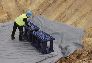ochranné geotextilie, PVC (nebo HDPE) fólie a vnitřní ochranná