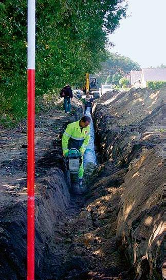 Potrubí zelené barvy je obaleno geotextilním rukávem (PP/PE) a umožňuje pokládku přímo do výkopu bez pískového lože, přičemž propustnost štěrkopískového zásypu musí