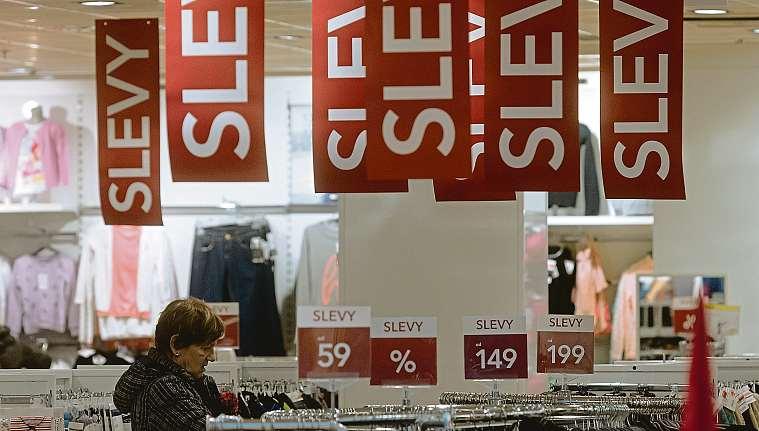 Stouto praxí se běžně setkáte například vněkterých prodejnách selektronikou. Na cenovku se uvede přeškrtnutá vyšší cena avýrazněji cena snížená (časté uvýprodejů čidočasných akcí).
