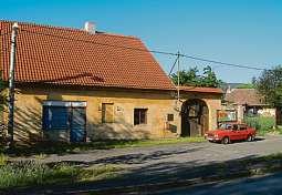 Toutovětou se kovboj Jaromír Hanzlík alias Honza seznamuje na začátku filmu Léto s kovbojem zroku1976 s chatařkou Danielou Kolářovou, filmovoudoubravkou.