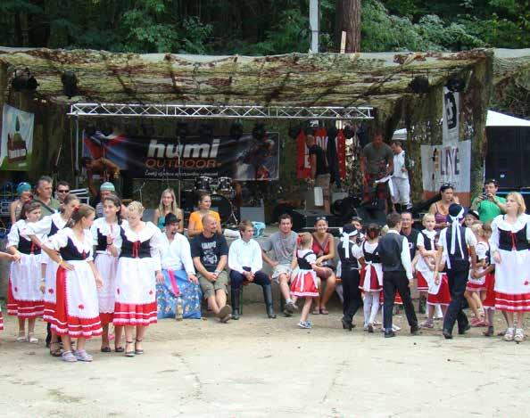 Humanitární a rozvojová pomoc Na čtvrtý ročník českého rockového festivalu v rumunském Banátu přijelo na pomoc krajanům zahrát 20 českých kapel a dorazilo přes 700 diváků.