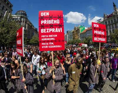 Den Příběhů bezpráví. Mladí lidé uctili minutou ticha památku politických vězňů u sochy sv. Václava v Praze.