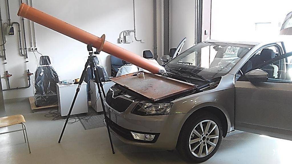 automobilu bylo nutné odmontovat sací mřížku a nahradit jí mezikusem, který je na Obr. 30. Obr. 29 Ustalovací kanál instalován na automobilu Obr.