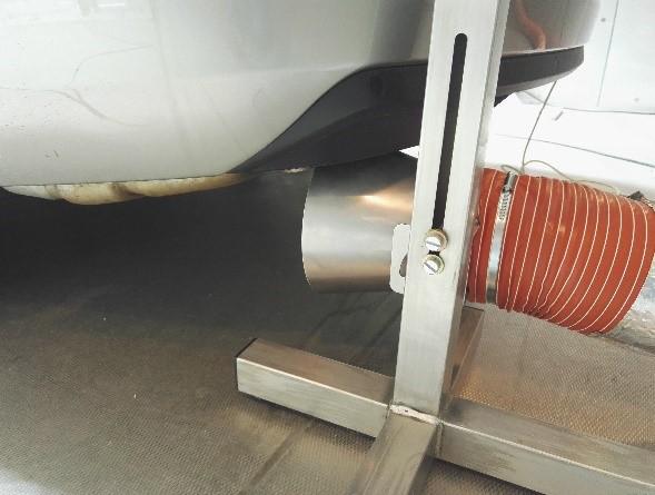 Rozměry této klimatické komory (8 x 5 x 3,5 m) a odsávání spalin umožnují měřit nastartovaný automobil. Obr. 44 Automobil v klimatické komoře a detail na odsávání spalin 9.