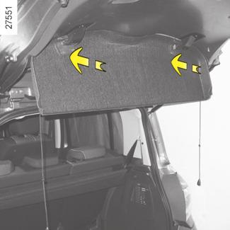 Zpětná instalace Připněte plošinu; zkontrolujte, zda pásy správně procházejí jejich vodítky 1; zavěste oba