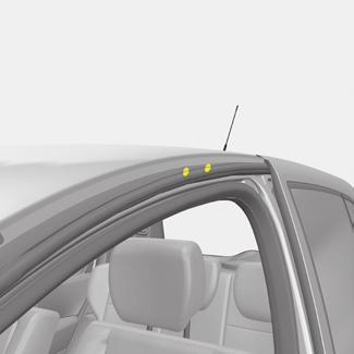 STŘEŠNÍ NOSIČ Při demontáži střešního nosiče vyměňte zaslepovací šrouby příchytnými šrouby dodanými spolu se střešním nosičem. 1 2 Přístup k upevňovacím bodům Otevřete dveře.