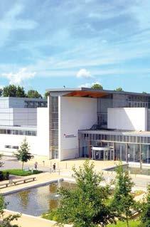 ) Vysokokvalifikovaní učitelé, kteří jsou experty v daných oborech Univerzita patří do TOP 200 škol na světě Více než 120 různých školních klubů pro studenty Ubytování pro studenty 94 % absolventů si