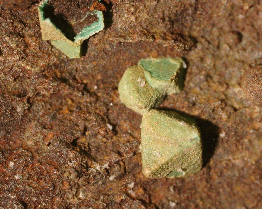 V několika vzorcích byly dokonce nalezeny uprostřed malachitových perimorfóz i relikty kupritu. Pěkné jsou ploché, radiálně paprsčité agregáty malachitu uprostřed povlaků jemnozrnného azuritu.