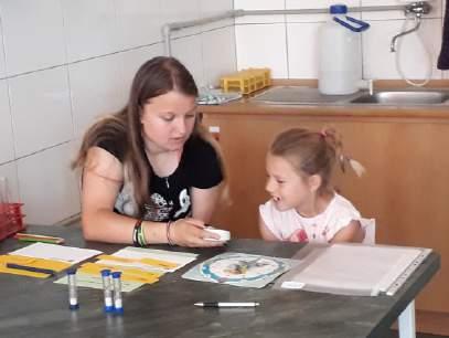 s mikroskopem, s modely lidského těla, vyplňovaly kvízy, vyzkoušely si jednoduché laboratorní techniky s vybranými laboratorními přístroji