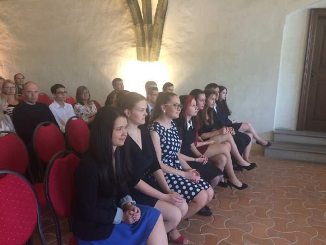 vysvědčení absolventům denní i kombinované formy vzdělávání na VOŠ.