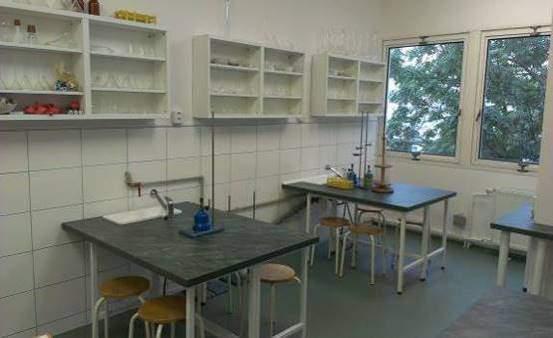 diagnostická séra a reagenční činidla a řada drobnějších pomůcek a laboratorního skla.