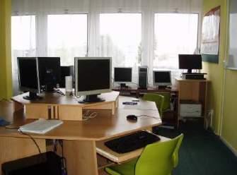 INOVACE A DOPLNĚNÍ VYBAVENÍ ICT Škola průběžně modernizuje a vybavuje učebny a pracovny prostředky ICT dle každoročního plánu rozvoje ICT, dle aktuálních potřeb a finančních možností.
