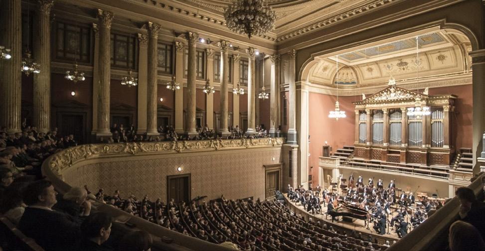 1/ VYHLAŠOVATEL Česká filharmonie Záhy po svém založení se v roce 1896 stala nejvýznamnějším českým symfonickým orchestrem, sídlí v budově pražského Rudolfina, kde pravidelně pořádá koncerty pro