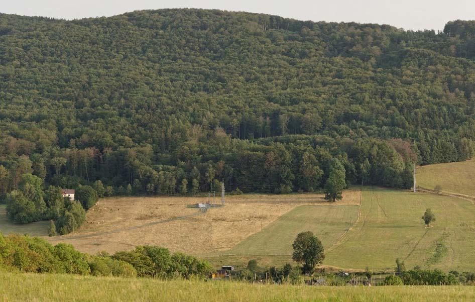 Patrná doprovodná komunikace ke kabelové trase