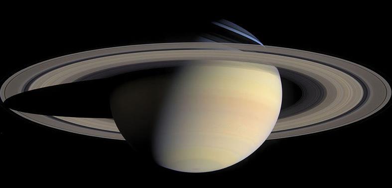 Saturn pásová struktura podobná Jupiteru, je však výrazně méně nápadná příčinou je svrchní vrstva oblak sahající do větších výšek (100 km široká vrstva vymrzlého čpavku o teplotě -135 C) také v