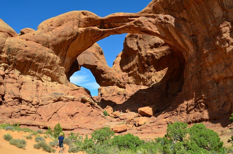 Double Arch, Arches National Park Canyonlands Opět originální název, pod kterým se neskrývá nic jiného, než krajina dechberoucích kaňonů. Tahle krajina se jednoduše neokouká!
