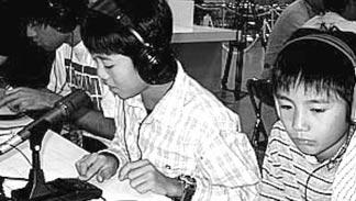 Z RADIOAMATÉRSKÉHO SVĚTA Ham Fair 2002 Tokio Mladí Japonci, obsluhující stanici 8N1HAM Letošní radioamatérský veletrh Ham Fair 2002 v Tokiu shlédlo 24.-25. srpna 28 000 návštěvníků!