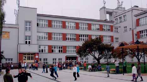 povinná Aj prolíná se všemi předměty (2., 3. roč. 3 týdně), od 4. roč. Aj 4 /tý Dalším jazykem na 2. stupni je Rj.