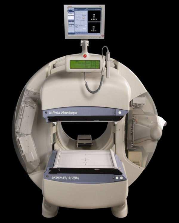 Metody Obrázek 4.1: SPECT/CT kamera Infinia/Hawkeye Korekce na zeslabení V CT systému Hawkeye TM jsou CT data pro každého pacienta získávána před nebo po akvizici emisního snímku.