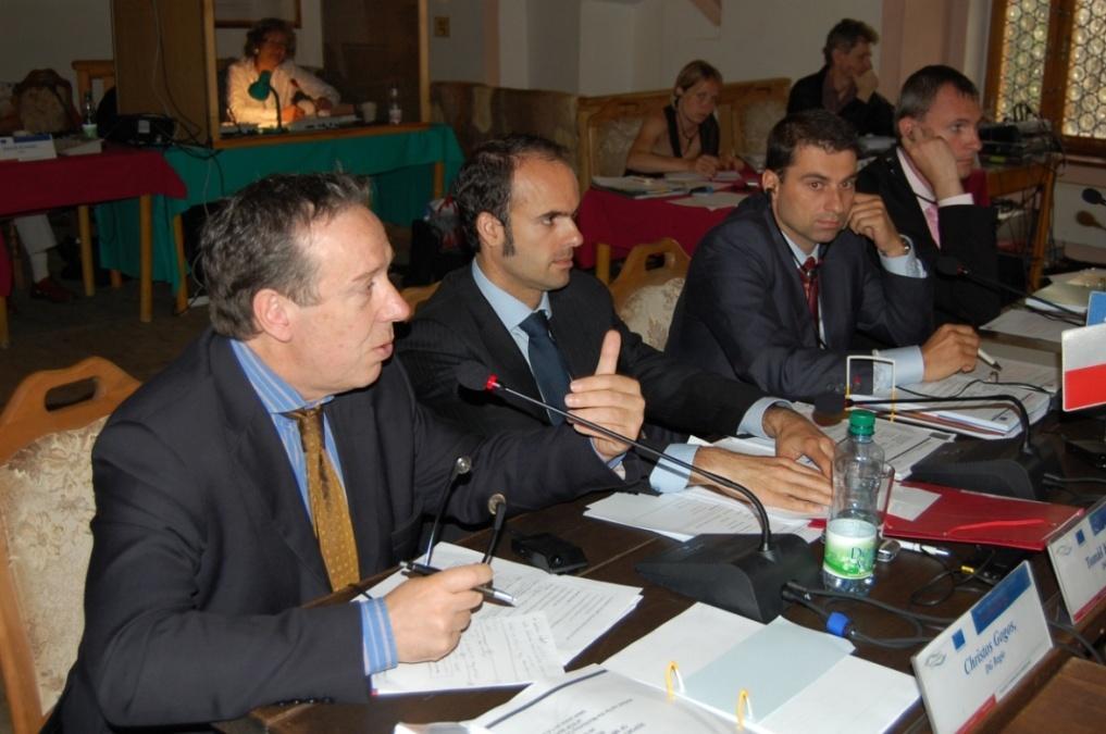 1. Název projektu: Zajištění činnosti Úřadu Regionální rady 2011 Uskutečněné výdaje: 74 781 065,98 CZK (2 886 185,48 EUR) Realizované aktivity: Aktivity vedoucí k zabezpečení provozních náleţitostí