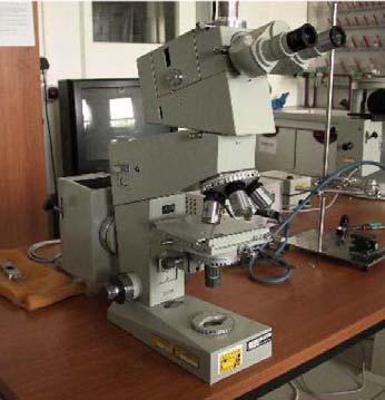 Pro vlastní funkci interferenčního mikroskopu jsou podstatné fázové rozdíly, které vznikají na základě nerovnosti povrchu vzorku.