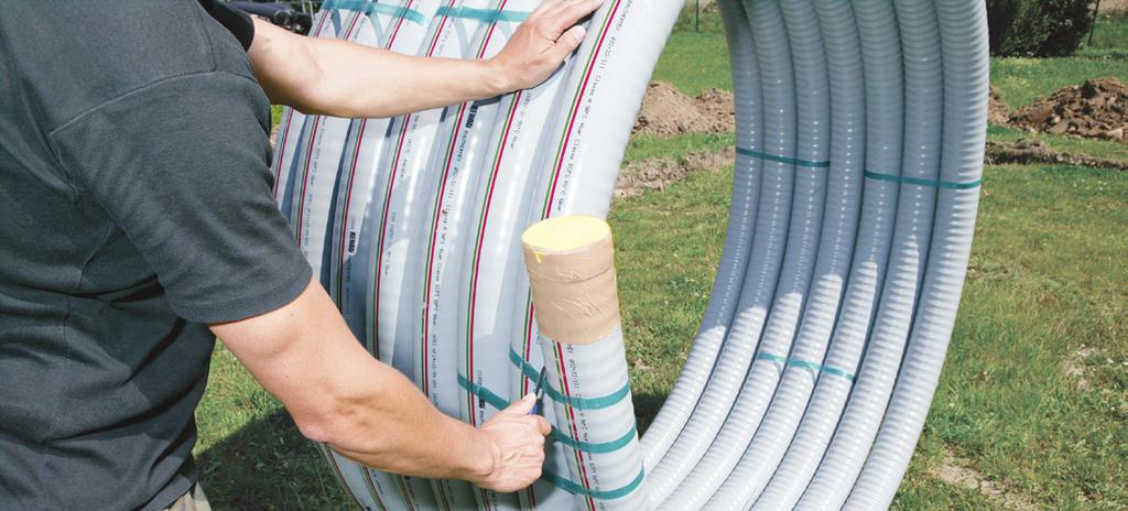 52 Otevírání svazků ve vrstvách Rozmotání svazku U potrubí až do 150 mm vnějšího průměru se obvykle svazek rozbaluje ve svislé poloze.