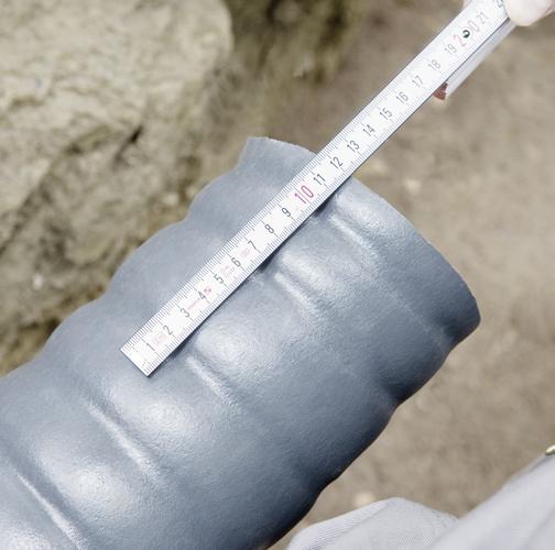 24 Délky odizolování 3 Protněte pažnici pilou nebo odřezávanou trubek