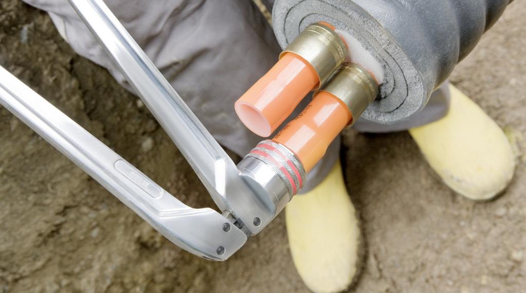 Před dalšími kroky pro připojení trubek pro médium si připravte násuvné objímky: objímky a smršťovací hadice nasuňte na trubky (viz 5.3.
