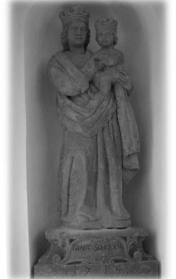 VÝKLENKOVÁ KAPLIČKA P.MARIE VE CHBANECH Dne 14.9.2011 byla do Výklenkové kapličky ve Chbanech osazena socha P.