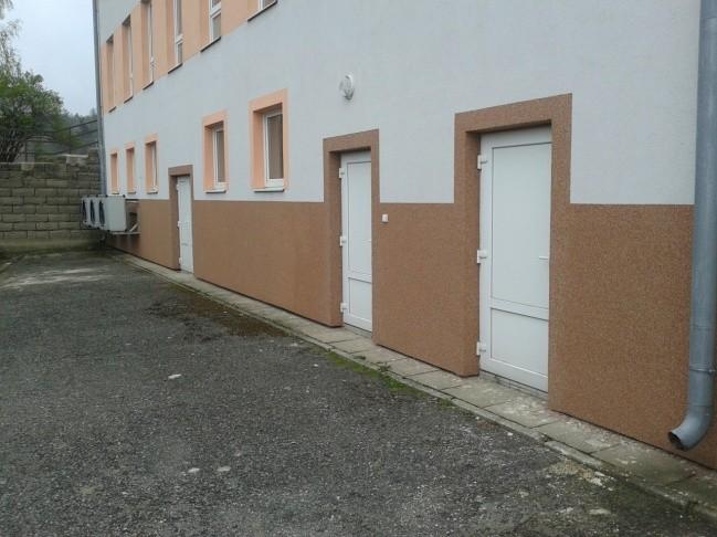 jsou na západní straně zabezpečeny plastovými dveřmi (Obrázek 7).