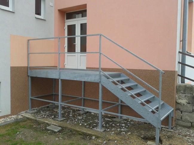 dveře. Tento vchod je dlouhodobě nevyužívaný a trvale uzamčený.