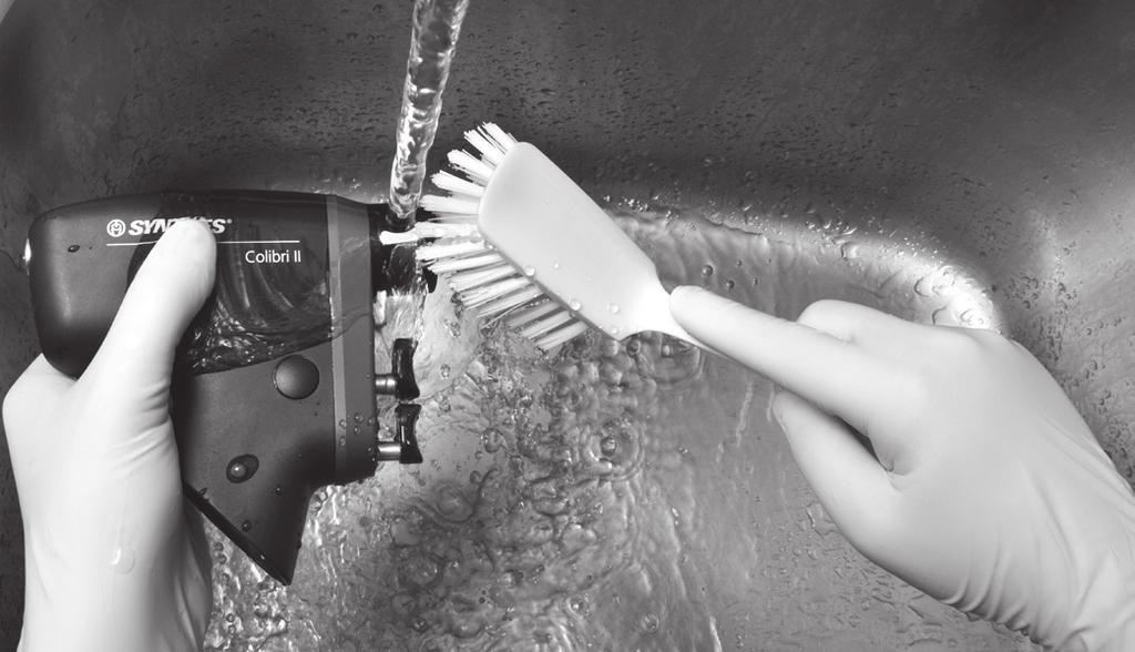 Péče a údržba Čištění a dezinfekce Pokyny k automatizovanému čištění s ručním předčištěním Důležité upozornění: Baterie systému Colibri II se nesmí čistit podle návodu k mechanickému/automatizovanému