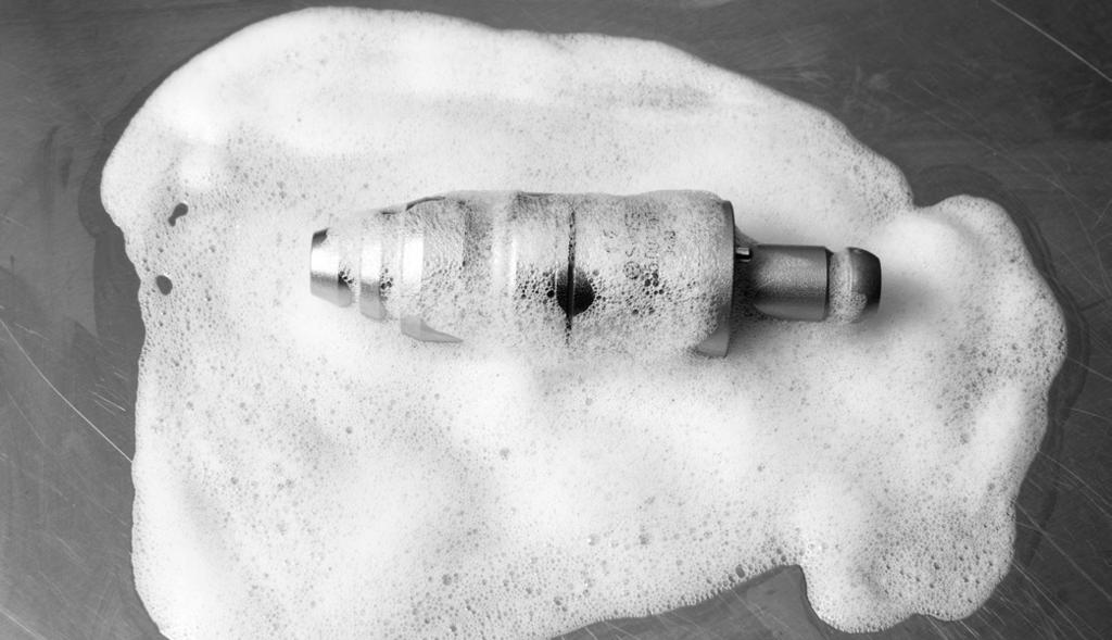 ph, tvrdost) a koncentraci/ředění postupujte podle pokynů výrobce enzymatického čisticího prostředku. 4. Opláchněte vodou z vodovodu.