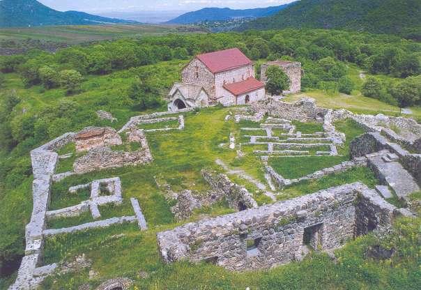 Obr. 13. Gruzínská Dmanisi, pohled na středověké vykopávky, pod nimiž byla objevena lokalita nejstaršího paleolitu (podle Gabunia et al. 2000).
