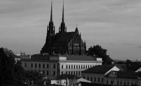 Daní za kvalitní objektiv jsou větší rozměry, takže objektiv se ani při vypnutém stavu zcela neschová do malého těla.