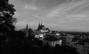 Další vychytávkou, kterou konkurenti nemají, je výklopný displej, díky němuž máte možnost bez problémů fotografovat nad hlavou přes lidi.
