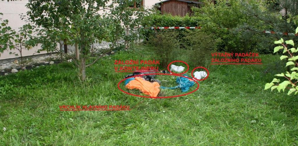 úkony před samotným výskokem, osobně jsem ukotvil výtažná lana na kotevní lano v letounu. Po nalétnutí ideálního bodu vysazení jsem prováděl jednotlivé výsadky pěti parašutistů-žáků.